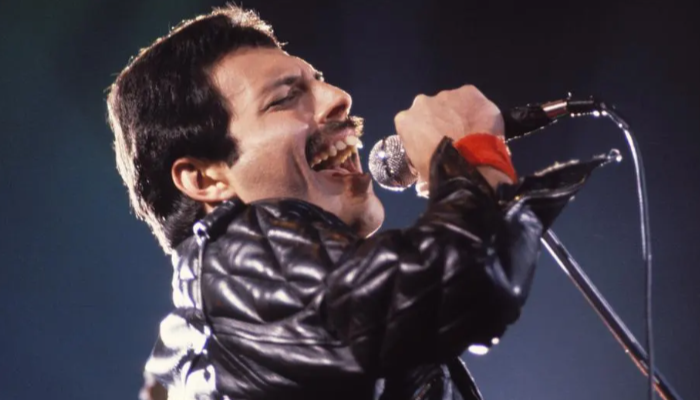 Freddie Mercury Karisma Queen dan Vokal Ikonik